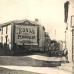 9. Placeta de Saragossa, vers l'any 1885, entre els carrers de Sant Pere i La Rasa. A la dreta s'observa el taller de màquines de cosir Escudé. Autor Adrià Torija. Reg. 33824
